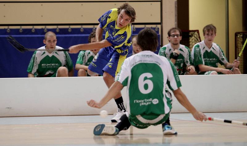 Jablonečtí florbalisté (v modrém) podlehli v utkání podzimu Ústí nad Labem.