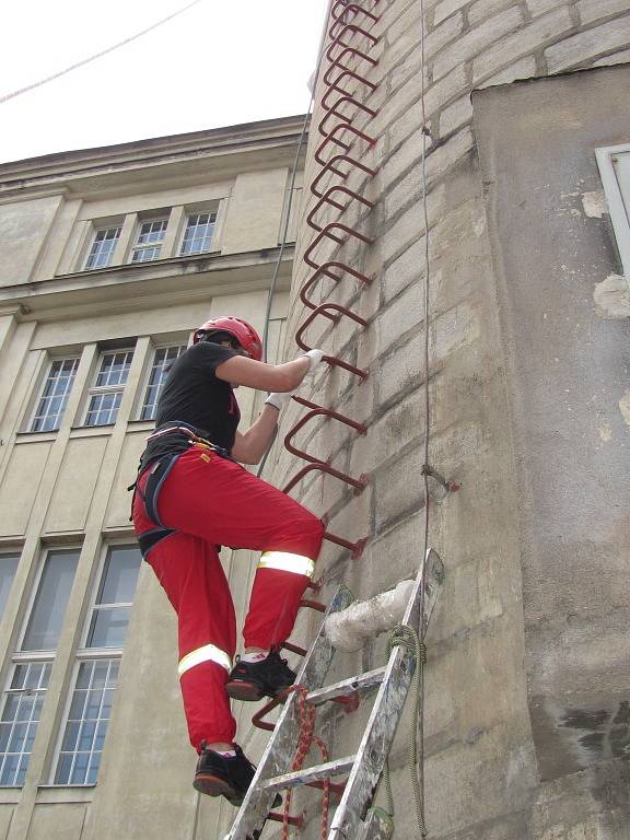 JAKO Z FILMU POSTŘIŽINY si vykouzlili zážitky ti odvážlivci, kteří zdolali 63,5 metrů a ocitli se na vrcholu komína albrechtické firmy DETOA. Jako Jaromír Hanzlík a Magda Vašáryová pozorovali hemžení pod nimi.