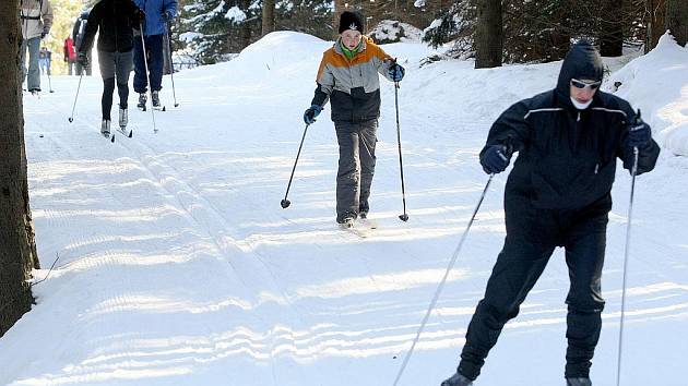 Krásné počasí a upravená běžecká stopa přilákala do Jizerských hor o víkendu stovky běžkařů. 