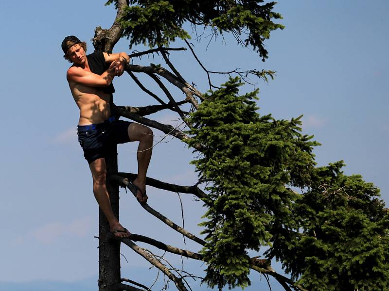 Kozákov Challenge 2013. Dobrý přehled o dění na trati chtěli mít především diváci, tak si leckdy našli vcelku zajímavé místo.