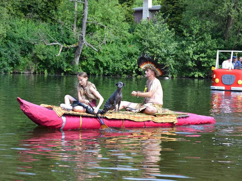 Tradiční neckyáda na Jizeře v areálu Žlutých lázní vyvrcholila sjezdem splavu.