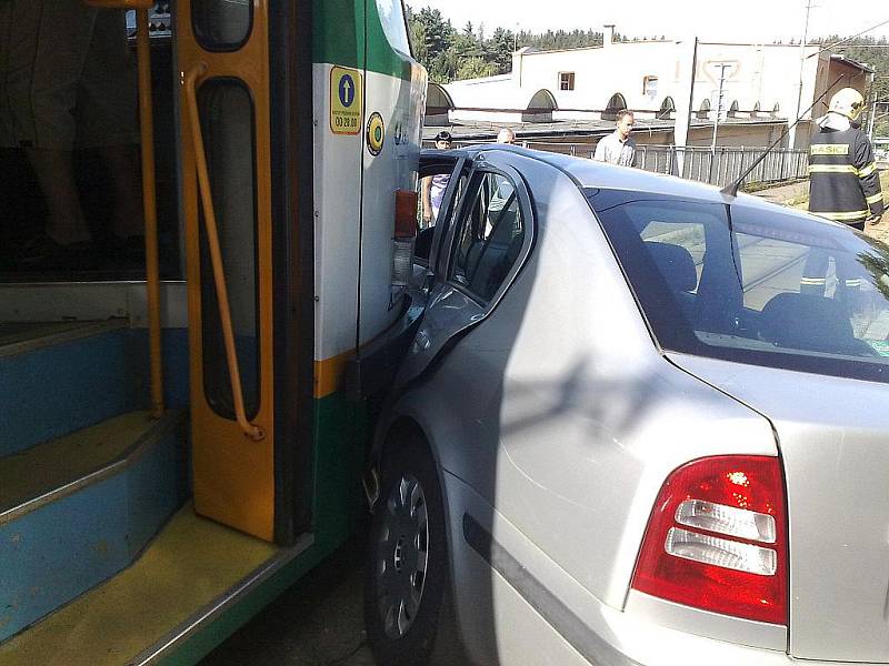 V pondělí hodinu před polednem došlo ke střetu tramvaje č. 11 na ulici Liberecká s motorovým vozidlem. Řidič stříbrné Octavie s jabloneckou SPZ projíždějící tramvaji nedal přednost. 