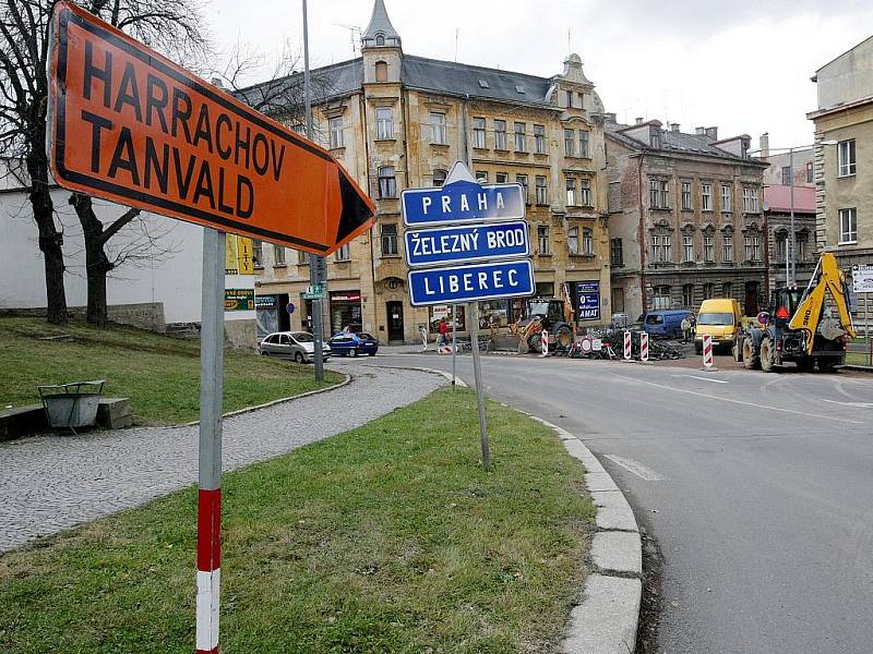 Vtipálek se na účet řidičů v jablonecké ulici Podhorská pobavil již několikrát. Otáčí značky. 