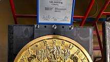 V České mincovně v Jablonci vážili největší frézovanou a gravírovanou minci na světě.