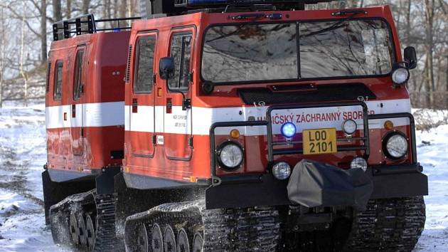 Z Liberce do Frýdlantského výběžku bylo vysláno obojživelné pásové vozidlo Hägglunds profesionálních hasičů, které strávilo noc na stanici v Raspenavě.