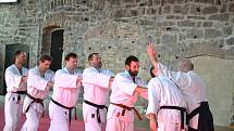 Dva věhlasní zahraniční mistři bojového umění, aikido a taichi, vedou sportovní kemp v nejvýše položené osadě Jizerských hor na Jizerce.