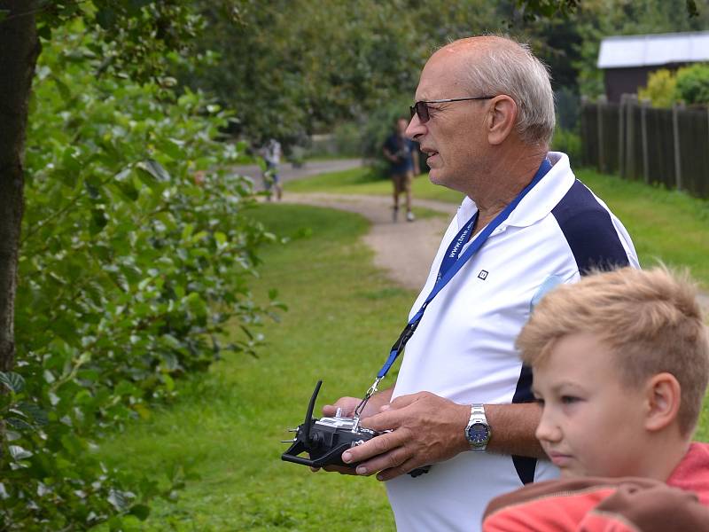 Novoveské koupaliště se tradičně stalo o víkendu centrem modelářského dění v regionu. Sjeli se sem majitelé plachetnic i motorových člunů. Sobotní Jablonecká kotva slavila jubilejní 50. ročník. Nedělní Modrá stuha je jen o tři roky mladší.