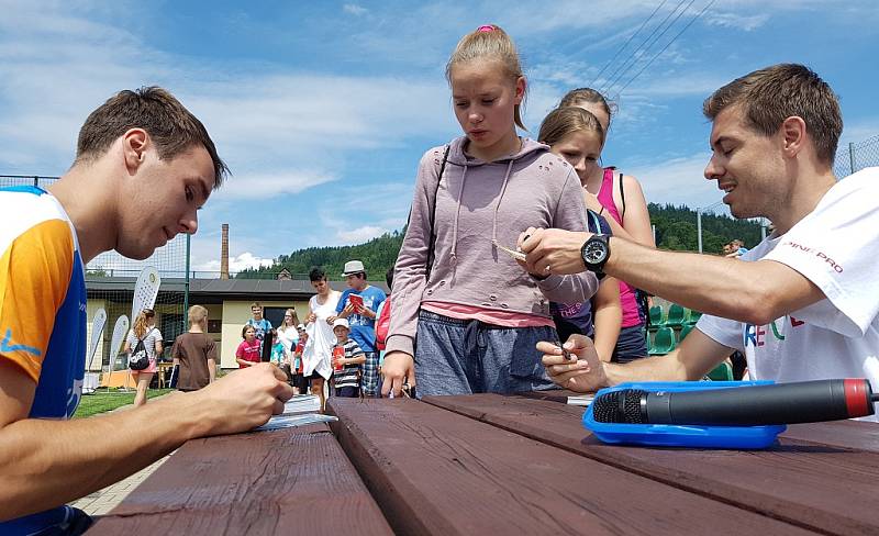 Za dětmi přijeli Jan Kuf, moderní pětibojař (vlevo) a Jan Weber, mistra světa ve freestyle fotbalu (vpravo)