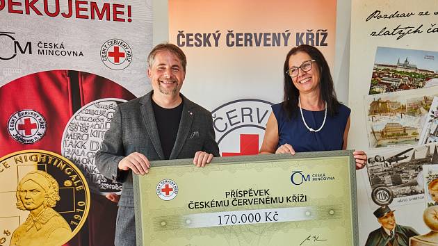 Lenka Klimentová z České mincovny předává šek prezidentu ČČK Marku Juklovi.