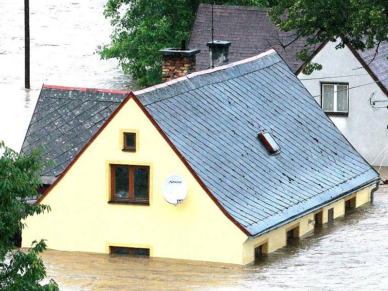 Bílý Kostel nad Nisou - sobota 16 hodin. Vesnice pod vodou, na místech, kde se lidé ještě v poledne snažili zachránit sekačky ze stodoly, zachraňovali ze střech jejich zatopených domů vrtulníky. Řada lidí ještě na záchranu čeká.