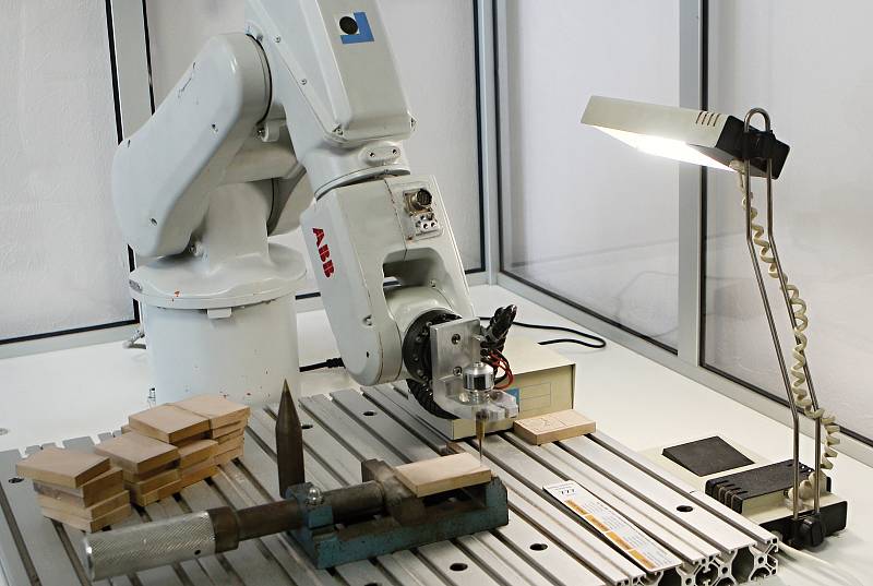 Na Střední průmyslové škole technické slavnostně otevřeli učebnu robotiky.