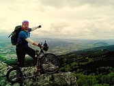 Jan Kopp z Jablonce nad Nisou v neděli po poledni na koloběžce vyrazil z Ještědu na cestu dlouho skoro 600 kilometrů. Za 10 dní chce dojet až do slovenských Tater na vrchol Rysy.