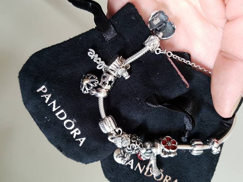 Náramek s originalními šperky Pandora. Ilustrační snímek.