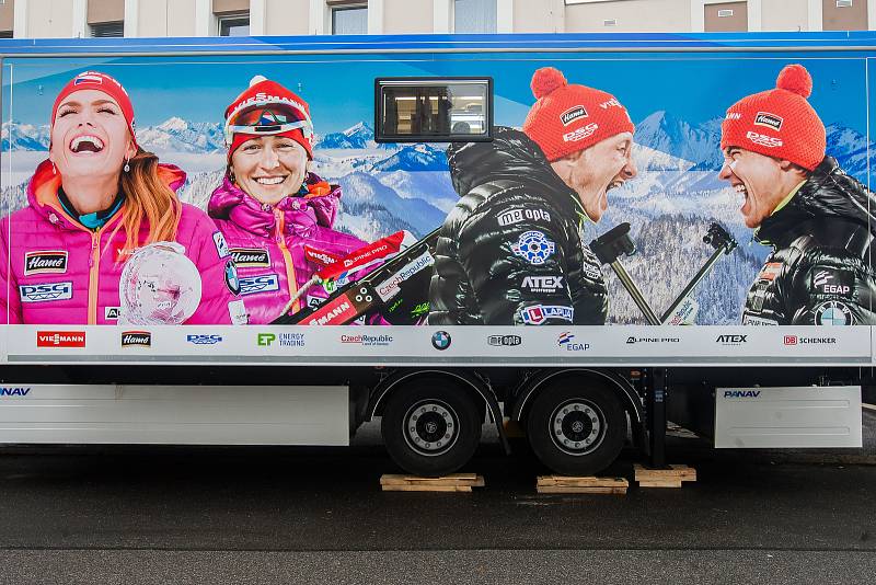 Čeští biatlonisté představili 7. listopadu v Jablonci nad Nisou zbrusu nový servisní kamion. Na kamionu zleva je Gabriela Koukalová, Veronika Vítková, Ondřej Moravec a Michal Krčmář.