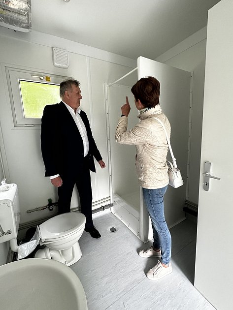 Sprchomat přišel slavnostně předat i primátor Jablonce nad Nisou Miloš Vele.