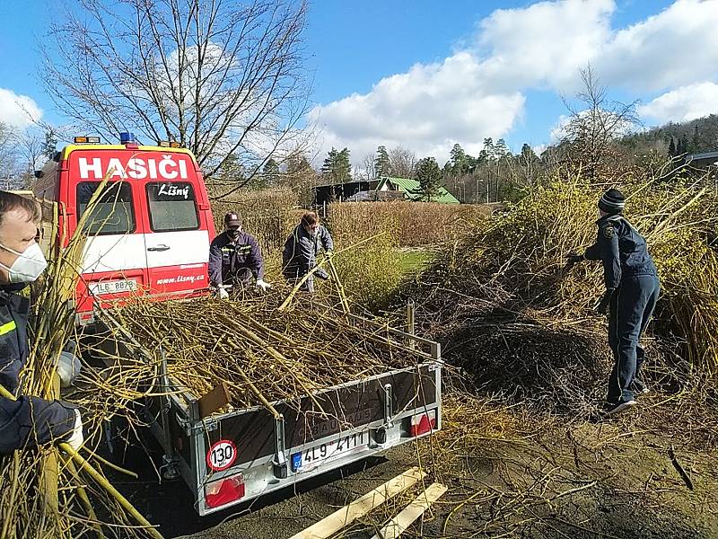 Dobrovolní hasiči z obce Líšný na Jablonecku uspořádali sbírku krmiva pro zvířata ZOO Liberec.