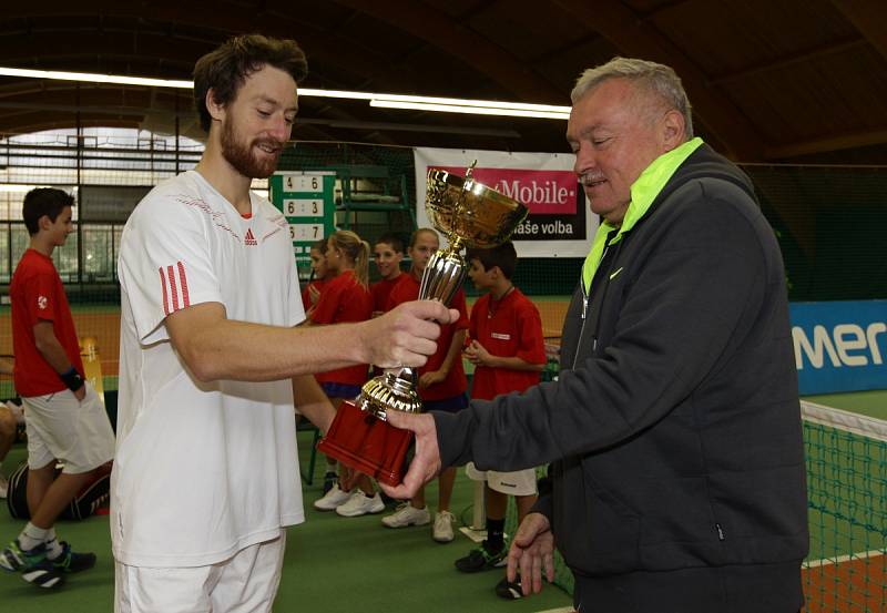 Finále singlu turnaje MND Tour 2012. Na snímku vítěz turnaje Miloslav Mečíř ze Slovenska, kterému předává trofej Josef Vorel, šéf hotelu Břízky.