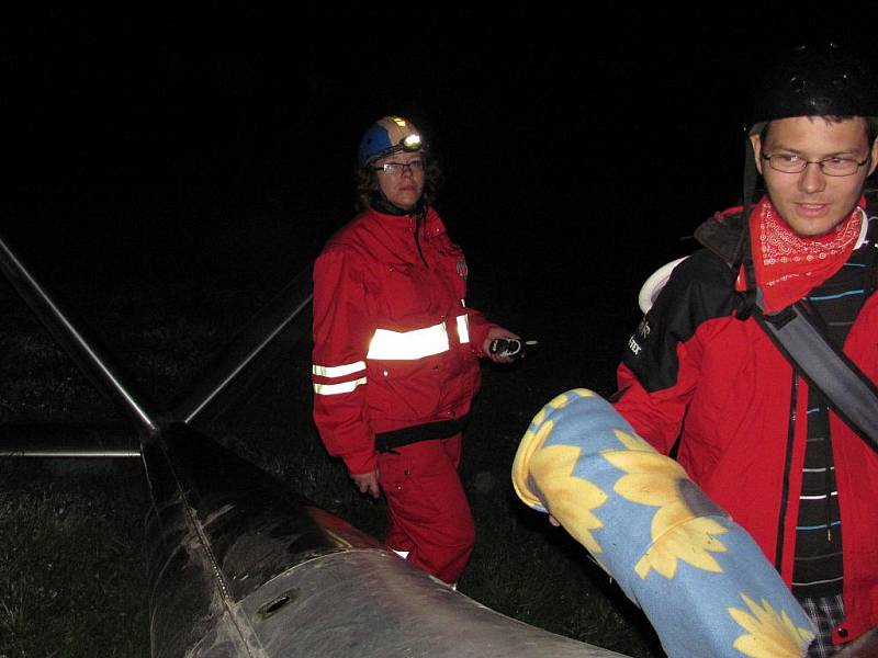 V litoměřické obci Mentaurov se od pátku 30. září do neděle 1. října kola 2. ročník Rescue Marathon. Na snímku noční akce - pátrání po havarovaném letadle, společné pátrání v rojnici a následné ošetření nazelených pasažérů. 