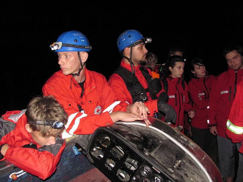 V litoměřické obci Mentaurov se od pátku 30. září do neděle 1. října kola 2. ročník Rescue Marathon. Na snímku noční akce - pátrání po havarovaném letadle, společné pátrání v rojnici a následné ošetření nazelených pasažérů. 