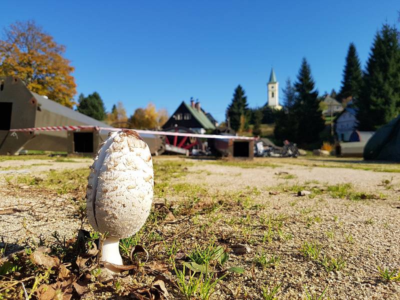 Nová lanovka na Tanvaldský Špičák je zatím v rozloženém stavu dole na parkovišti.