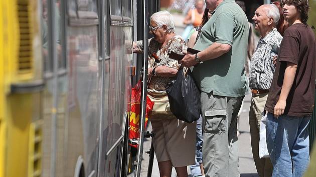 Od pondělí začne platit prázdninový jízdní řád autobusů MHD Jablonec