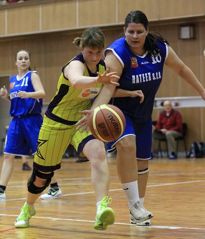 Basketbalistky Bižuterie Jablonec sice s Plzní (v modrém) prohrály, ale i tak zachránily druholigovou příslušnost.