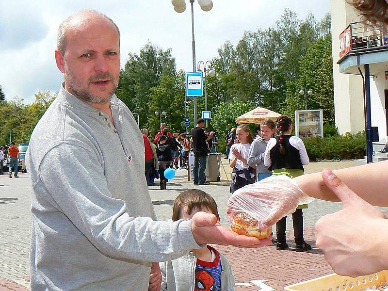 Jablonecký deník spolu se společností Sport Jablonec a útulkem pro opuštěná zvířata Dášenka pořádal Velký dětský den. Stovka koláčů, dvě stě koblih pro děti, tisk pro dospělé s nabídkou předplatného, o to se postarala redakce Jabloneckého deníku.