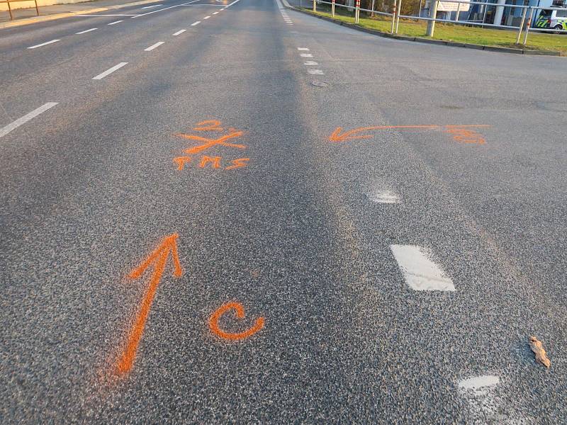 Řidič v Jablonci nedal přednost cyklistovi. Střetu už nešlo zabránit.