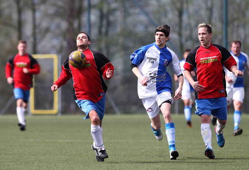 Fotbalisté Smržovky hned v prvním jarním kole obrali o body lídra z Maršovic (v červeném).