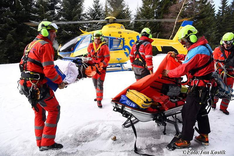 Horští záchranáři též cvičí zásahy v obtížných podmínkách. Tentokrát byla úkolem záchrana skialpinisty ze svahu Smědavské hory, jeho nalezení, ošetření a následný transport vysokým sněhem k cestě.