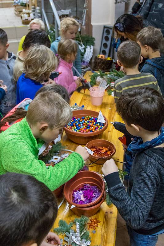 Děti si vyráběli vánoční ozdoby v květinářství Gracia v Jablonci nad Nisou.