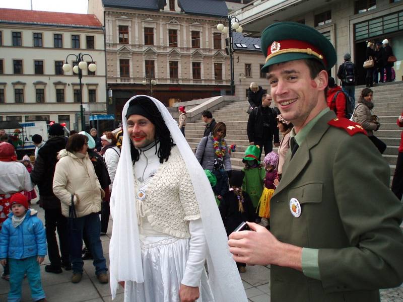 Masopustní průvod od Spolkového domu na náměstí před radnicí v úterý 4. března 2014. To byly pěkné maškary a maškarády... 