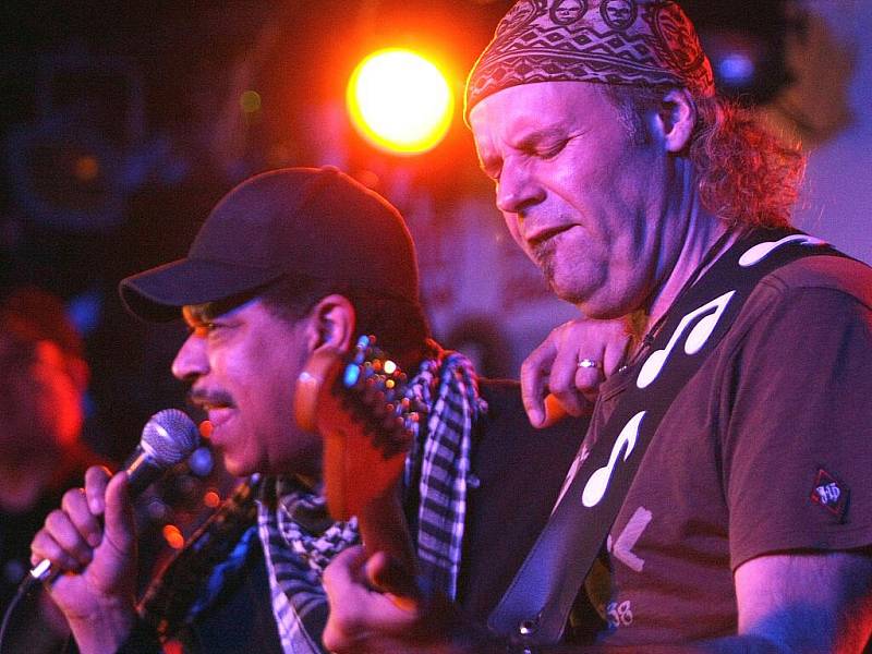 Španělsko–argentinská blues rocková skupina Vargas Blues Band se špičkovým kytaristou Javierem Vargasem v čele vystoupila v Klubu Na Rampě v Jablonci nad Nisou. 