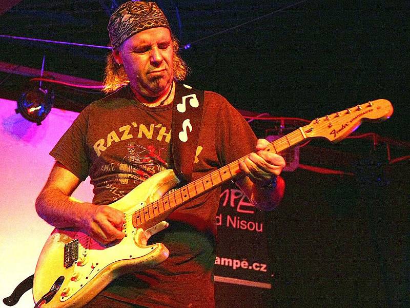 Španělsko–argentinská blues rocková skupina Vargas Blues Band se špičkovým kytaristou Javierem Vargasem v čele vystoupila v Klubu Na Rampě v Jablonci nad Nisou. 