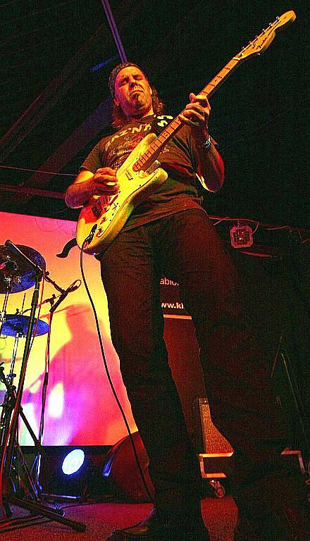 Španělsko–argentinská blues rocková skupina Vargas Blues Band se špičkovým kytaristou Javierem Vargasem v čele vystoupila v Klubu Na Rampě v Jablonci nad Nisou. 