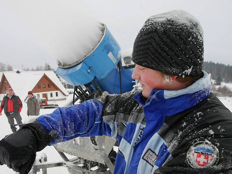 V lyžařském areálu Severák v Jizerských horách chrlí děla první umělý sníh nadcházející zimní sezony. Vleky pro první lyžaře plánují spustit nejpozději do soboty 19.12.