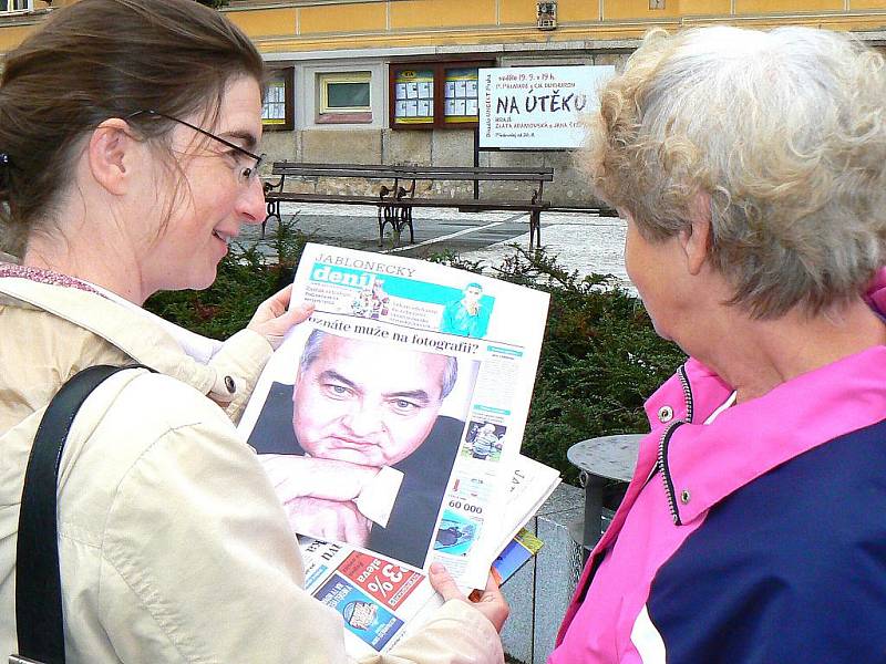 S fotografií současného starosty Jablonce Petra Tulpy jsme vyšli do ulic s otázkou: Poznáte muže na fotografii? Oslovené jsme požádali i o zopovězení další šesti otázek.