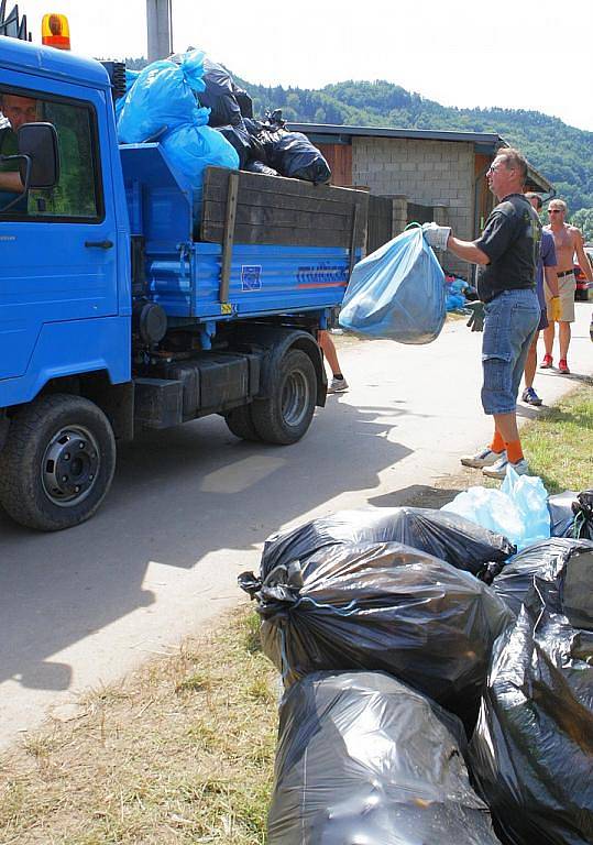 Úklidu odpadků se v pondělí po víkendové Benátské noci ujal místní volejbalový oddíl spolu s dobrovolníky, organizátory festivalu, místními spolky a najatou agenturou. Již v pondělí večer se Malá Skála opět proměnila v malebnou obec.