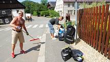 Úklidu odpadků se v pondělí po víkendové Benátské noci ujal místní volejbalový oddíl spolu s dobrovolníky, organizátory festivalu, místními spolky a najatou agenturou. Již v pondělí večer se Malá Skála opět proměnila v malebnou obec.