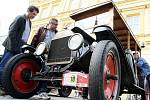 Několik desítek historických automobilů a motocyklů se sjelo do Železného Brodu. Nejstarší automobil byl Ford z roku 1914. Na trať soutěže Horním Pojizeřím odstartovali vetráni o půl jedenácté.