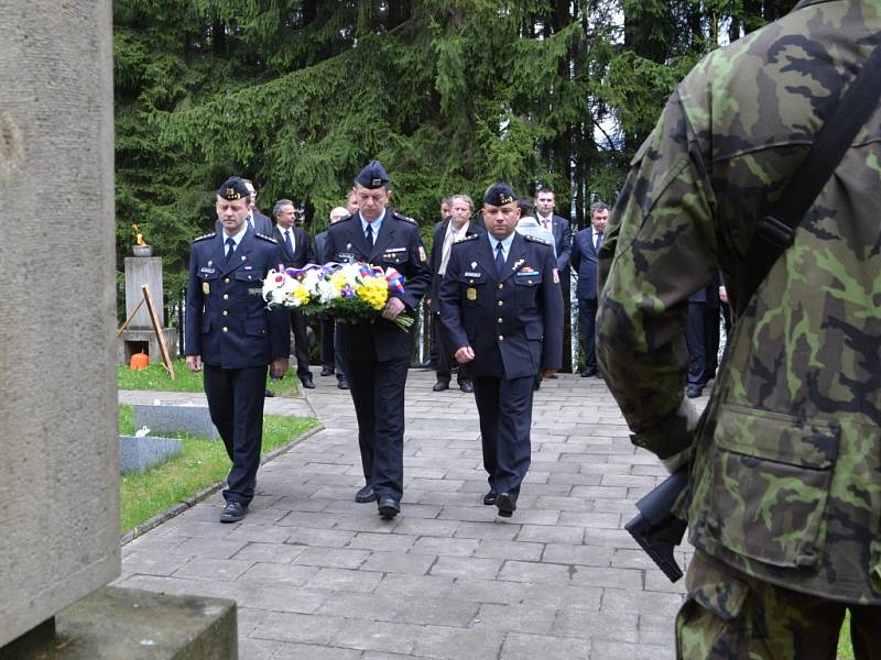 Pietní setkání u příležitosti 70. výročí skončení 2. světové války u památníku v Rýnovicích. 