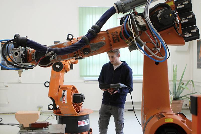 Na Střední průmyslové škole technické slavnostně otevřeli učebnu robotiky.