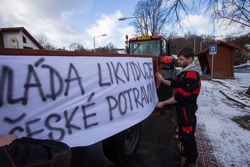 Zemědělci z osmi zemědělských farem a podniků ze Semilska vyrazili ve čtvrtek po poledni k protestní jízdě Turnovem