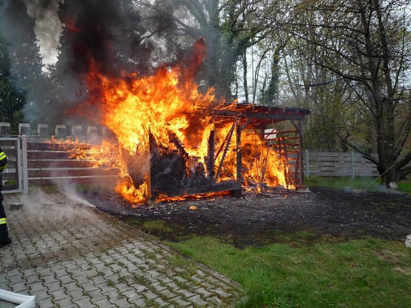 Kůlnu a přístřešek na dřevo zachvátily plameny