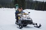 Speciální mapovací přístroj Street View Trekker má 15 čoček a dva GPS přijímače, celé zařízení má zhruba 20 kg, při jízdě je nutné držet stabilitu. Vše má na starosti operátor Ondřej Brouček (na snímku při rozhovorech) z organizačního týmu J50.