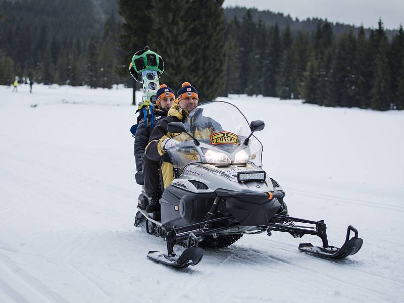 Speciální mapovací přístroj Street View Trekker má 15 čoček a dva GPS přijímače, celé zařízení má zhruba 20 kg, při jízdě je nutné držet stabilitu. Vše má na starosti operátor Ondřej Brouček (na snímku při rozhovorech) z organizačního týmu J50.