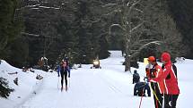 Speciální mapovací přístroj Street View Trekker má 15 čoček a dva GPS přijímače, celé zařízení má zhruba 20 kg, při jízdě je nutné držet stabilitu. Vše má na starosti operátor Ondřej Brouček (na snímku při rozhovorech) z organizačního týmu J50.