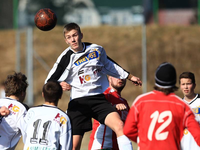 Maršovice porazily na "zimním" turnaji Semily (v bílém) 9:3.