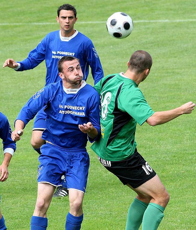 Mistrovské utkání mezi Podještědský F.C. Český Dub a SK Převýšov. Domácí v zeleném.