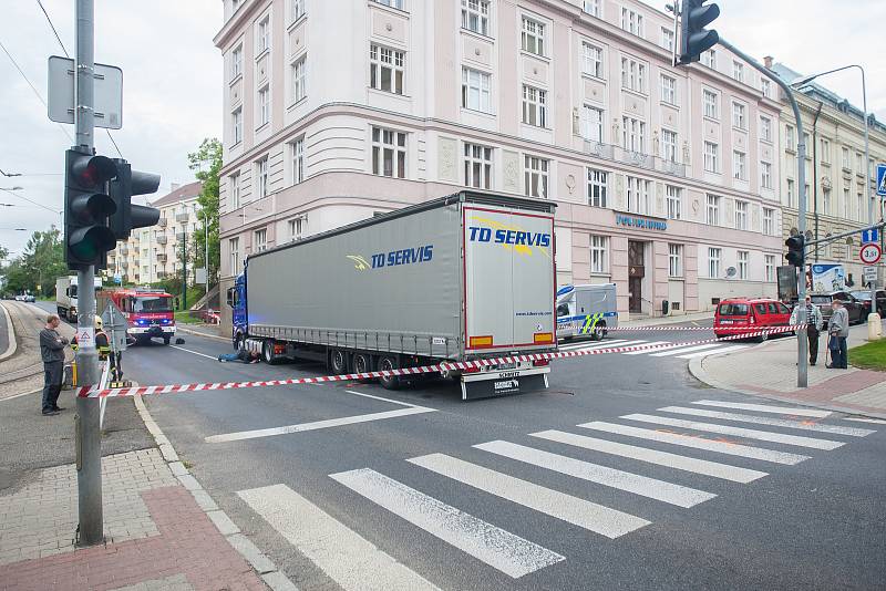 Policie vyšetřuje nehodu nákladního automobilu a chodce, která se stala 11. září před desátou hodinou dopoledne v Jablonci nad Nisou na křižovatce ulic Budovatelů a Poštovní.